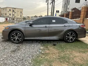Toyota Camry SE FWD 2020 Gray