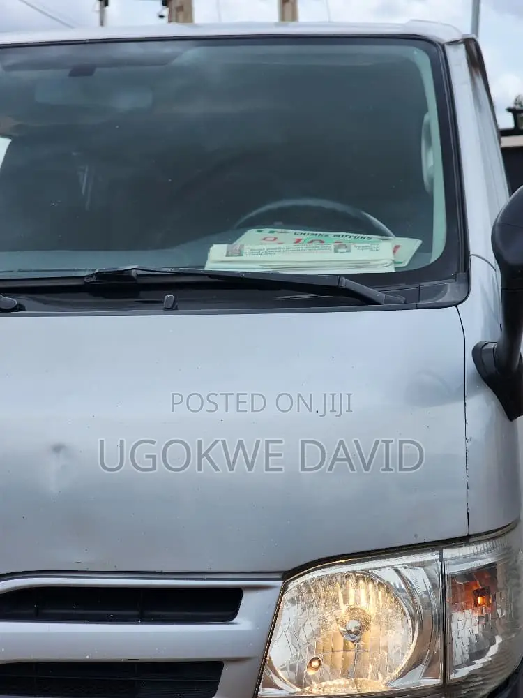 Toyota HiAce 2010 Silver