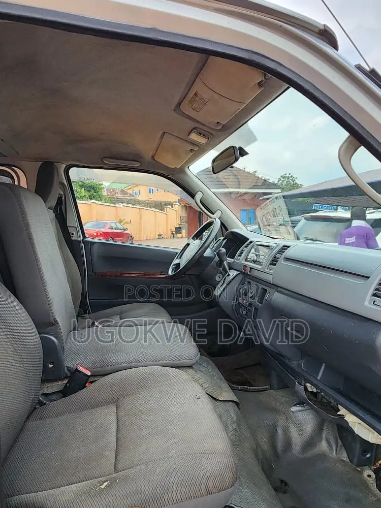Toyota HiAce 2010 Silver