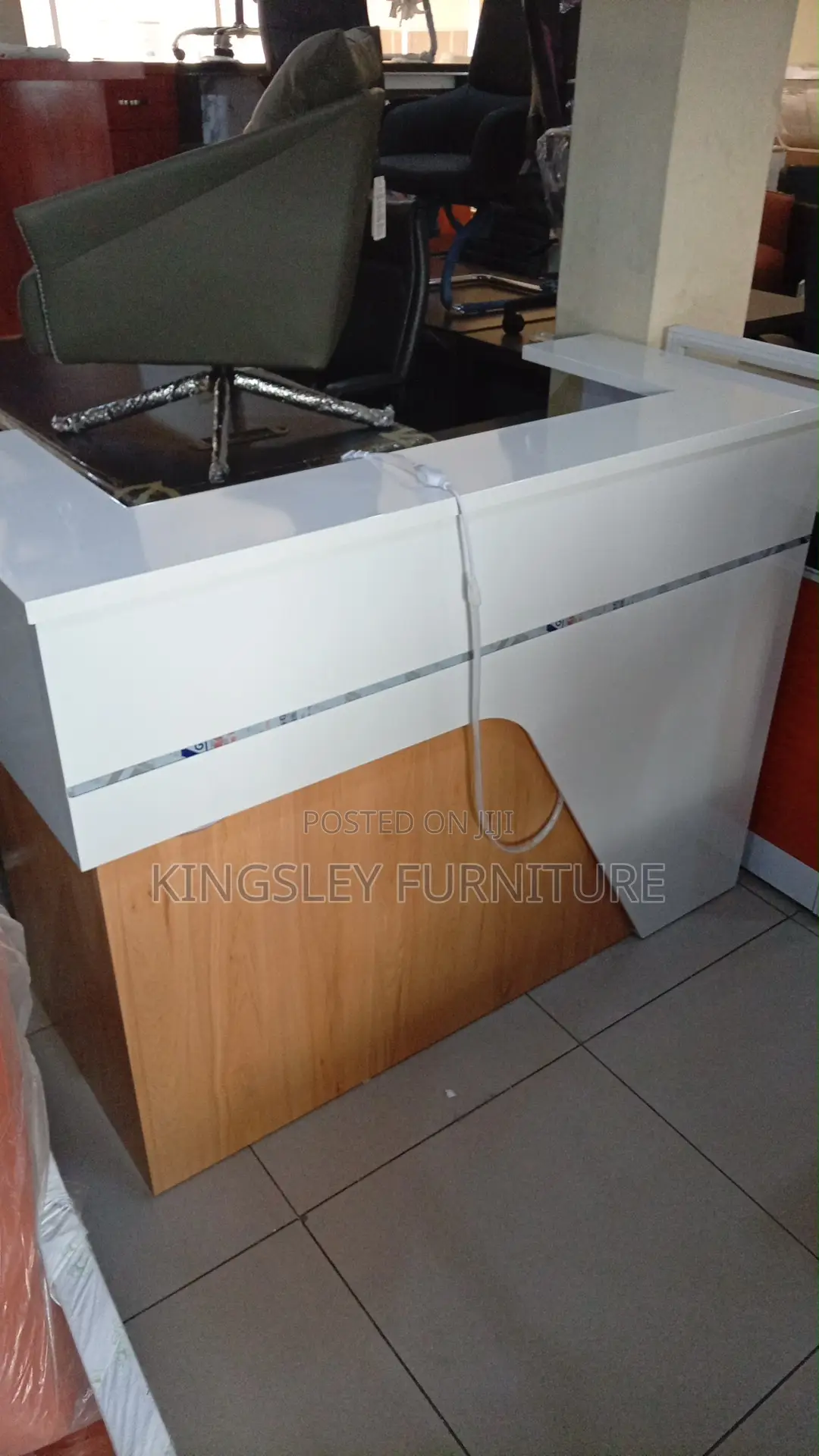 Foreign 1.4 Meter White Receptionist Table With Light