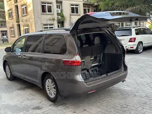 Toyota Sienna LE 7 Passenger Auto Access Seat (3.5L 6cyl 6A) 2016 Brown