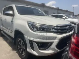 Toyota Hilux 2024 White