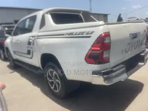 Toyota Hilux 2024 White