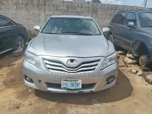 Toyota Camry XLE V6 4dr Sedan (3.5L 6cyl 6AM) 2010 Silver