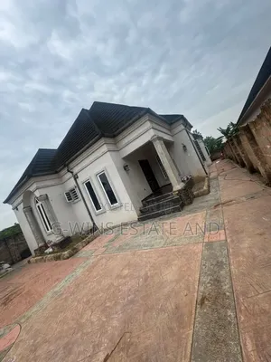 4bdrm Bungalow in Okhuoromi Off for sale