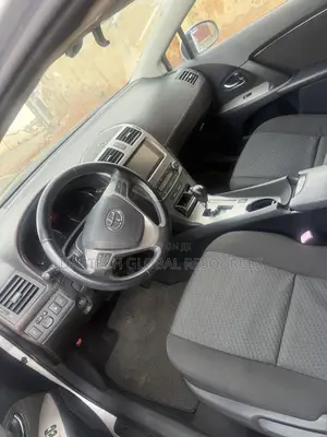 Toyota Avensis 2010 Silver