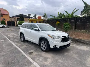 Toyota Highlander XLE 4dr SUV AWD (3.5L 6cyl 6A) 2015 White