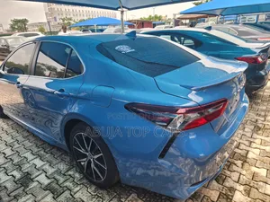 Toyota Camry SE 2025 Blue
