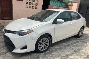 Toyota Corolla LE 4dr Sedan (1.8L 4cyl CVT) 2017 White