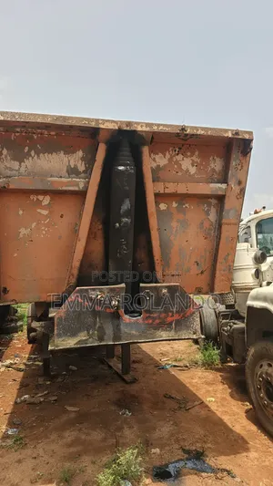 Tipping Bucket With Double Axle