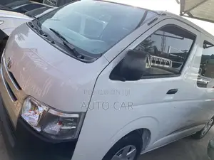 Toyota HiAce 2014 White