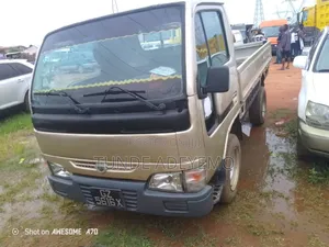 Nissan Catbsyar 2000 Gold