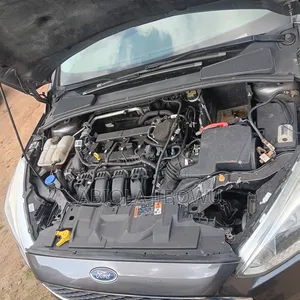 Ford Focus SE 4dr Hatchback (2.0L 4cyl 5M) 2015 Gray
