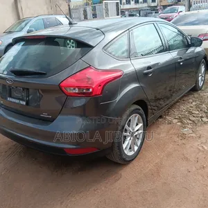 Ford Focus SE 4dr Hatchback (2.0L 4cyl 5M) 2015 Gray