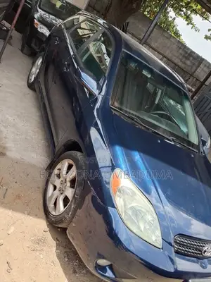 Toyota Matrix XR Hatchback FWD (1.8L 4cyl 4A) 2005 Blue