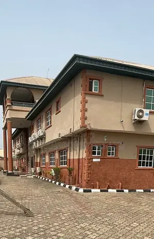 20bdrm Block of Flats in Adetokun Estate, Ologuneru for sale