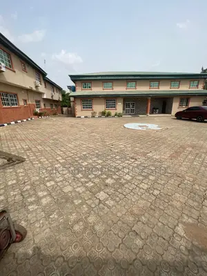 20bdrm Block of Flats in Adetokun Estate, Ologuneru for sale