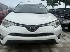 Toyota RAV4 LE 4dr SUV (2.5L 4cyl 6A) 2018 White