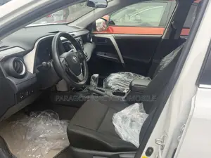 Toyota RAV4 LE 4dr SUV (2.5L 4cyl 6A) 2018 White