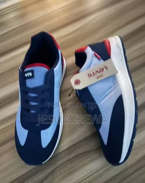 Sneakers/Trainers