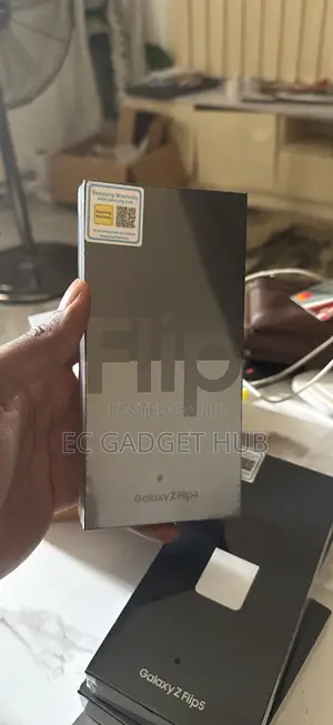 New Samsung Galaxy Z Flip4 256 GB Black