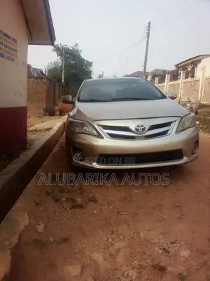 Toyota Corolla 2012 Gold