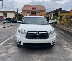 Toyota Highlander XLE 4dr SUV AWD (3.5L 6cyl 6A) 2015 White