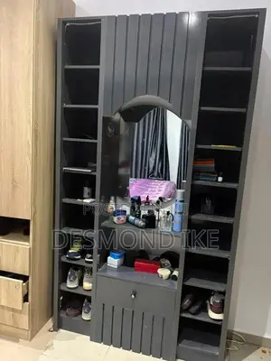 Dresser With Drawers and Mirror