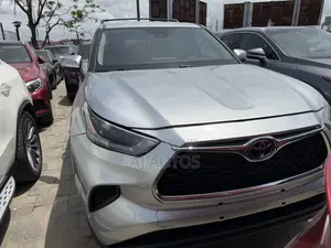 Toyota Highlander 2022 Silver