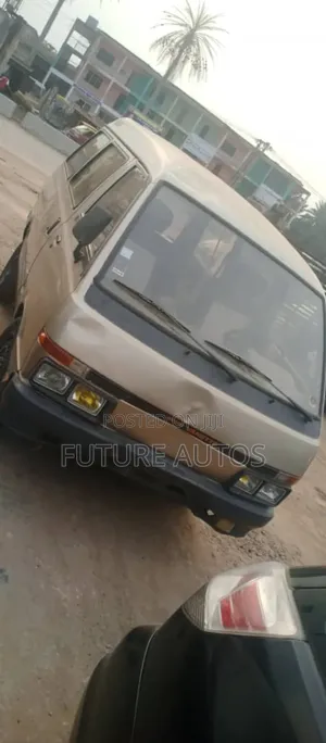 Nissan Vanette 2000 Gold