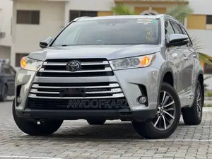 Toyota Highlander XLE 4x4 V6 (3.5L 6cyl 8A) 2018 Gray