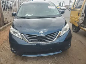 Toyota Sienna 2011 Blue