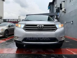 Toyota Highlander LE 4dr SUV AWD (3.5L 6cyl 6A) 2014 Silver