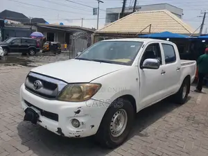 Toyota Hilux 2012 White
