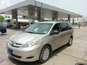 Toyota Sienna 2009 Silver
