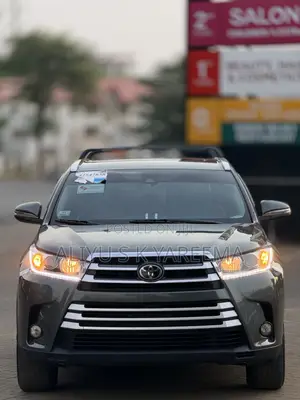 Toyota Highlander XLE 4x4 V6 (3.5L 6cyl 8A) 2018 Brown
