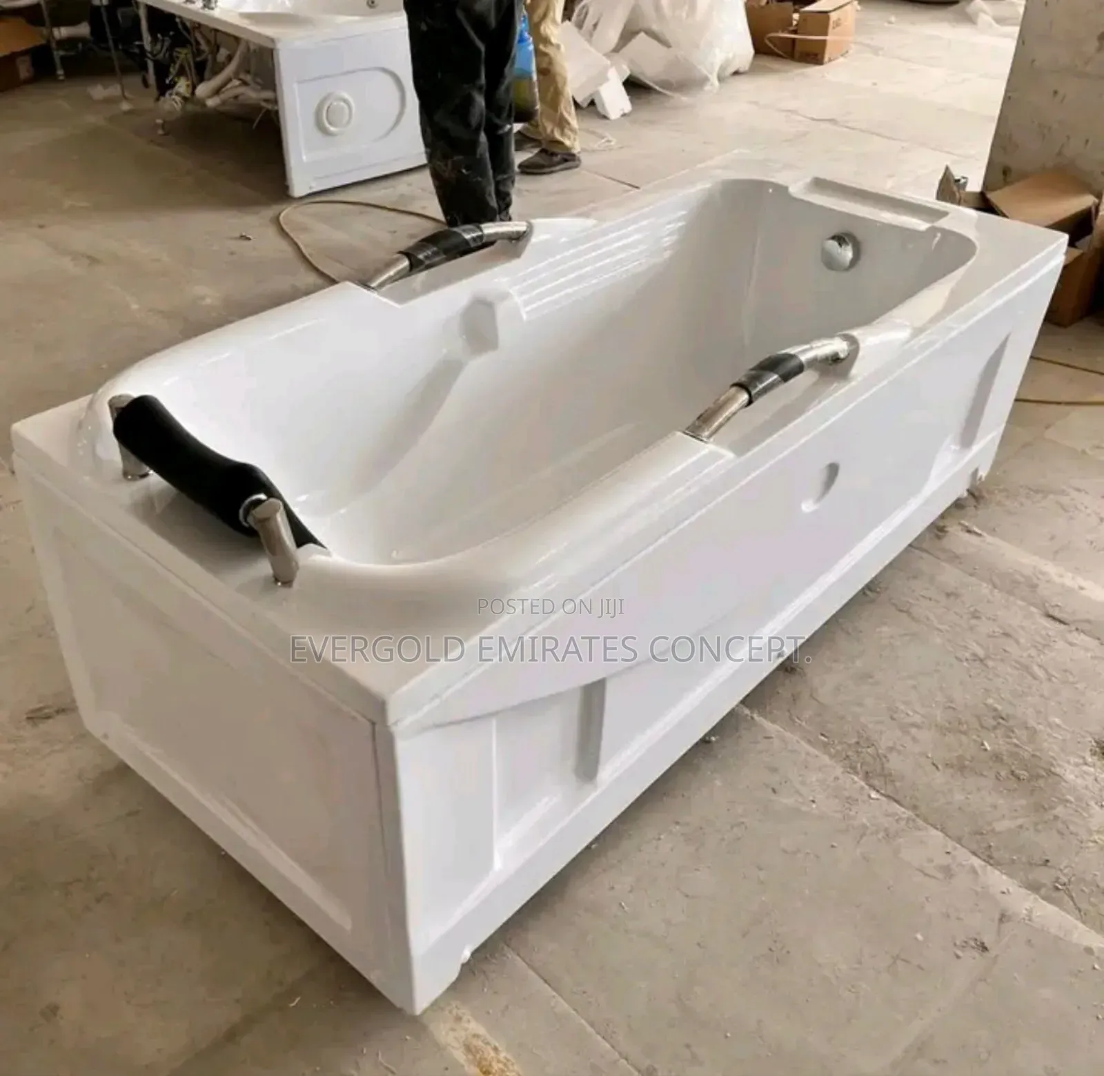 Executive Bath Tub With Complete Accessories