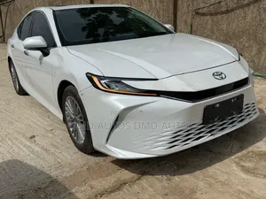 Toyota Camry SE 2025 White