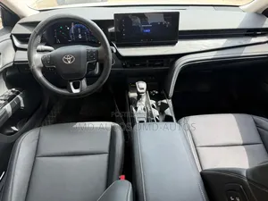 Toyota Camry SE 2025 White
