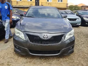 Toyota Camry SE 4dr Sedan (2.5L 4cyl 6AM) 2010 Gray