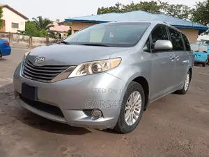 Toyota Sienna 2011 Silver