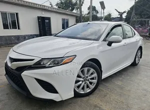 Toyota Camry SE FWD (2.5L 4cyl 8AM) 2018 White