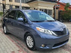 Toyota Sienna LE 7-Passenger Mobility 4dr Minivan (3.5L 6cyl 6A) 2014 Blue