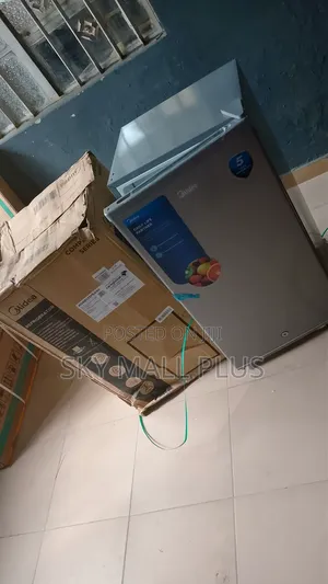 Compact Midea Refrigerator – Easy to Move