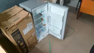 Midea Compact Fridge – Classic Design