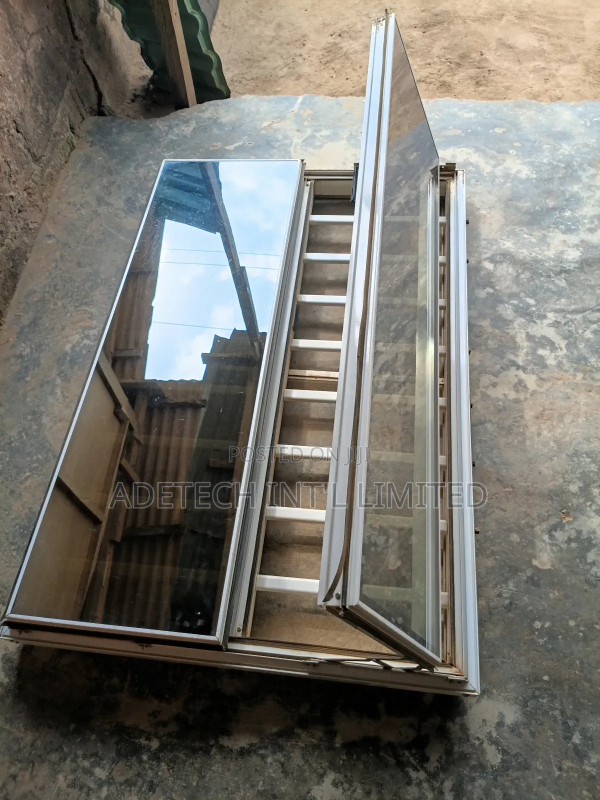 Luxurious Frameless Window