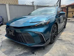 Toyota Camry SE 2025