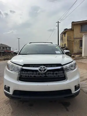 Toyota Highlander LE 4dr SUV AWD (3.5L 6cyl 6A) 2015 White