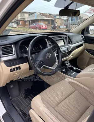 Toyota Highlander LE 4dr SUV AWD (3.5L 6cyl 6A) 2015 White