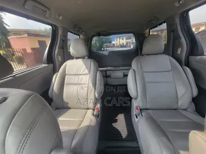 Toyota Sienna XLE Premium 7 Passenger (3.5L 6cyl 8A) 2017 Silver